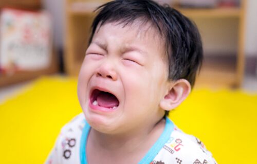 땀 흘리며 우는 아이